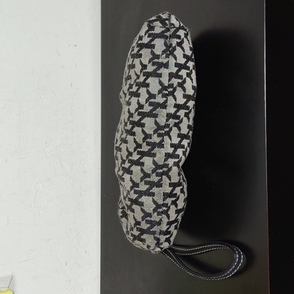 New York & Co Signature Jaquard Wristlet - Picture 3 of 5